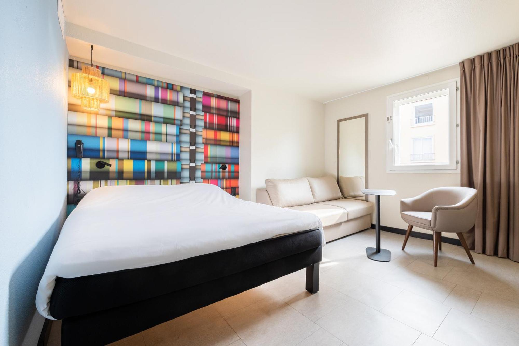 Standaard tweepersoonskamer met een slaapbank